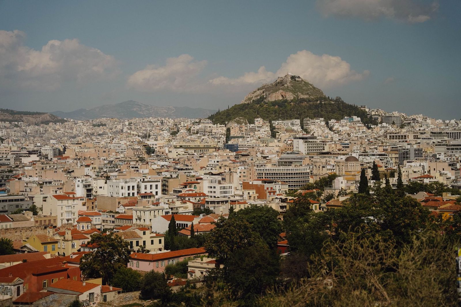Πανοραμική θέα της Αθήνας με τον λόφο του Λυκαβηττού