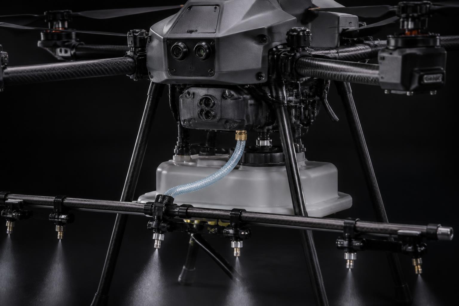 Επαγγελματικό drone καθαρισμού με μπάρα ακροφυσίων και δεξαμενή νερού
